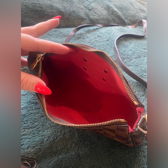 Louis Vuitton - Picture 3 of 5